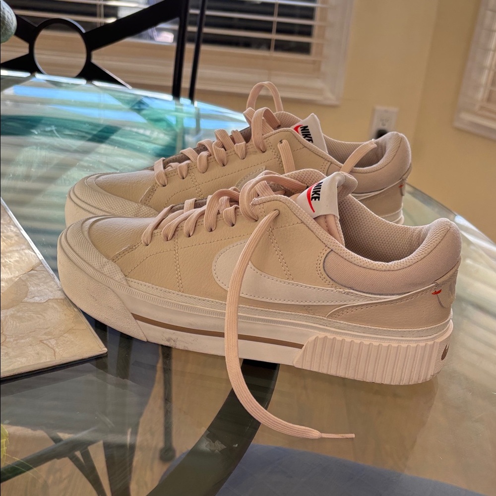 Nike court lift Sneakers in beige and White